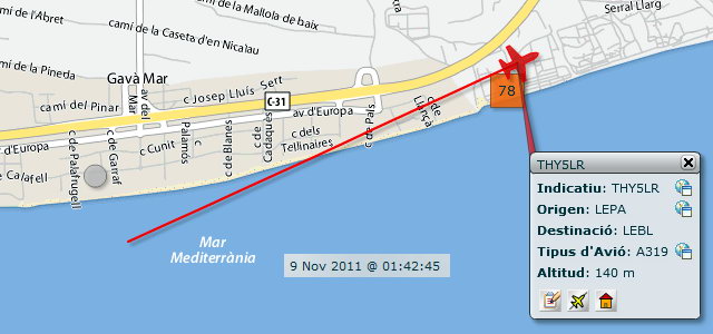 Avi aproximant-se a l'aeroport de Barcelona-El Prat per aterrar a la tercera pista, en configuraci est, sobrevolant Gav Mar dins de l'horari nocturn i amb un elevadssim impacte acstic (9 Novembre 2011 - 01:42h)